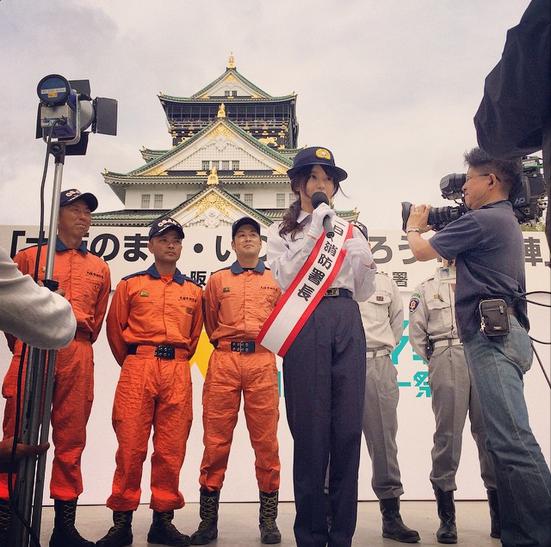 【エンタがビタミン♪】森カンナが“一日消防署長”に緊張。大阪城をバックに「しょっちょさん」