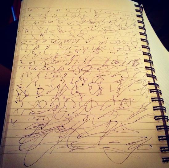 大塚愛の歌詞ノートに書かれた不思議な文字。（画像はinstagram.com/aiotsuka_officialより）