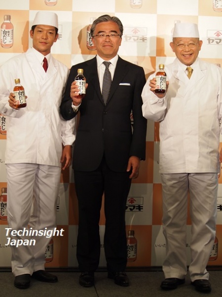 左から駿河太郎、ヤマキ社長・城戸善浩氏、笑福亭鶴瓶