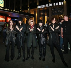 米NYのマディソン・スクエア・ガーデン前に並ぶ、X JAPAN。