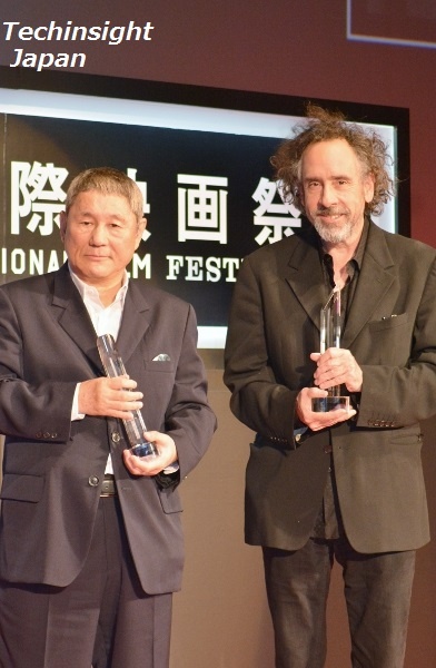”SAMURAI”賞を受賞した北野武監督とティム・バートン監督