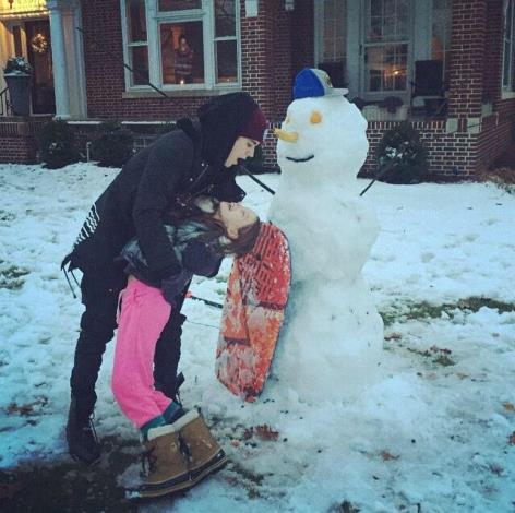 ジャスティン・ビーバー、雪だるま作りを満喫（画像はtwitter.com/justinbieberより）
