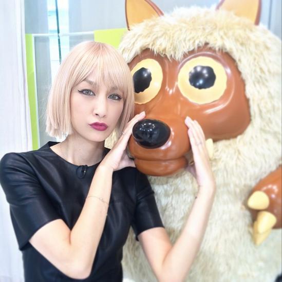 名古屋テレビの“ウルフィ”と中島美嘉。（画像はinstagram.com/mikanakashima_officialより）