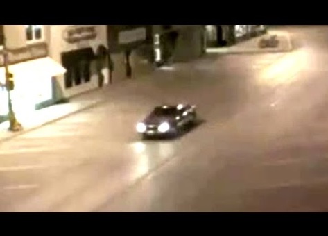 【海外発！Breaking News】米・CCTVに衝撃映像。閃光とともに1台の車が突然消える。＜動画あり＞