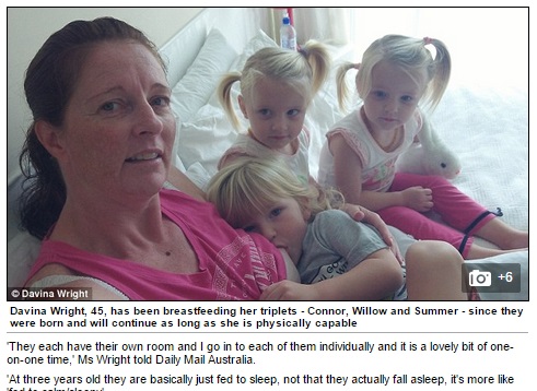 3歳の三つ子にいまだ母乳を与えるダヴィナ・ライトさん（画像はdailymail.co.ukのスクリーンショット）