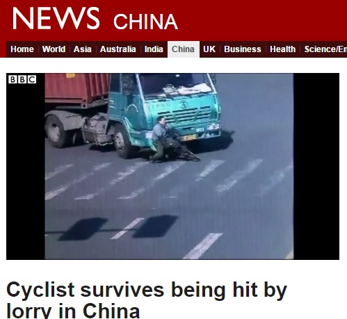 【海外発！Breaking News】九死に一生を得た中国人男性、大型トラックにひかれるも立ち上がる！