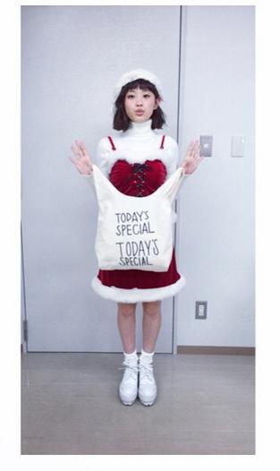 高橋愛。サンタの袋は“TODAY’S SPECIAL”のバッグ。（画像はinstagram.com/i_am_takahashiより）