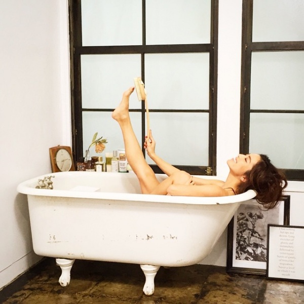 長い手脚が印象的な中村アンの入浴ショット（画像は中村アン Instagramより）