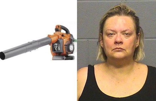 女、隣人を小型電動除雪機で攻撃（女の画像はアーリントン警察署が公開）
