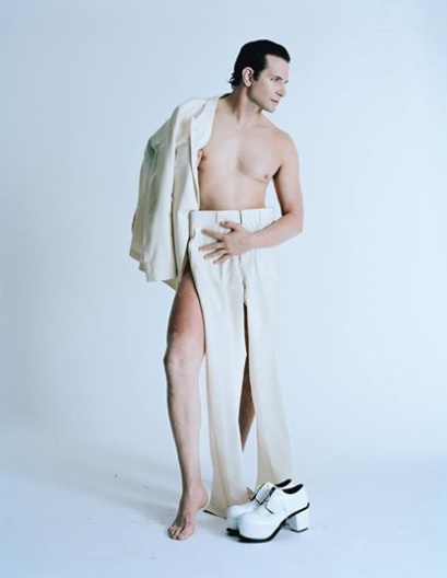 ブラッドレイ・クーパーが裸に（画像はfacebook.com/wmagazineのスクリーンショット）