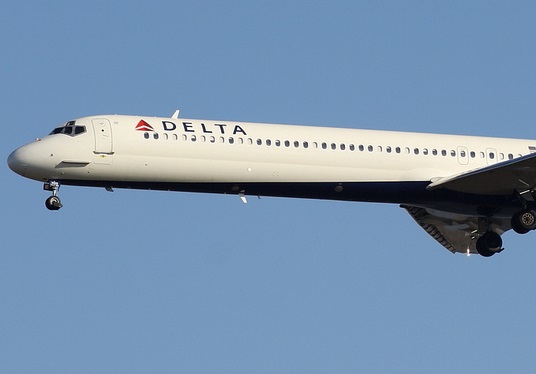 デルタ航空機でコックピット扉が故障。機長が席に戻れず（画像はデルタ航空MD-90型機）