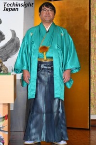 緑の袴姿のカンニング竹山