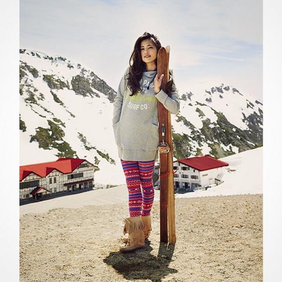 雪山で冬ファッションに身を包んだ中村アン（画像は『中村アン Instagram』より）