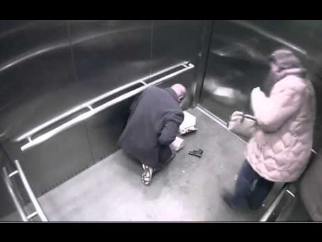 【海外発！Breaking News】エレベーター内で米・警察官が銃を暴発。弾がはね返り自身の腹に。