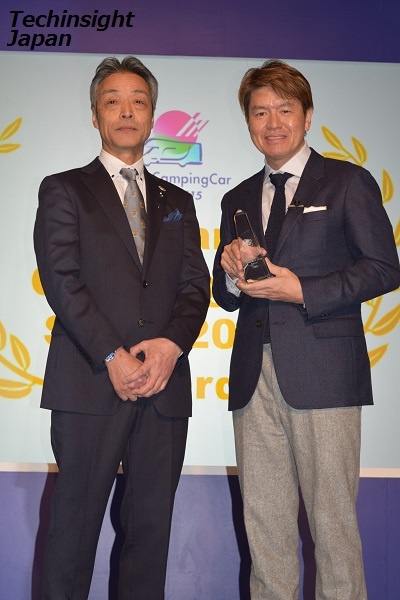 キャンピングアワードを受賞したヒロミ、日本RV協会の増田会長と