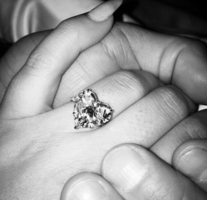 ガガに贈られた指輪。（画像はinstagram.com/ladygagaより）
