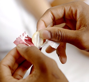 【海外発！Breaking News】「コンドームはイキがってLサイズを買わないように」。タイ保健省が10代男子に忠告。