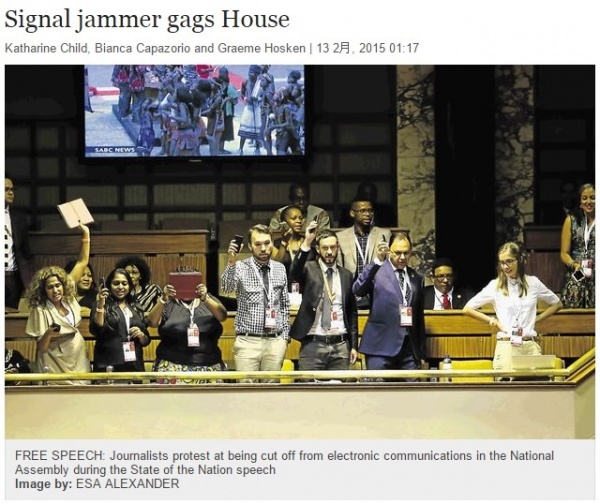国会内で電波妨害。抗議する報道陣たち（画像はtimeslive.co.zaのスクリーンショット）