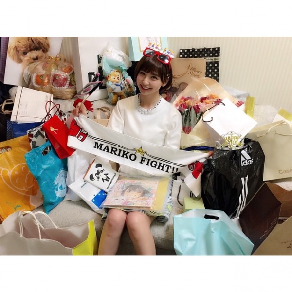 楽屋いっぱいのプレゼントに囲まれた篠田麻里子（画像は篠田麻里子 Instagramより）