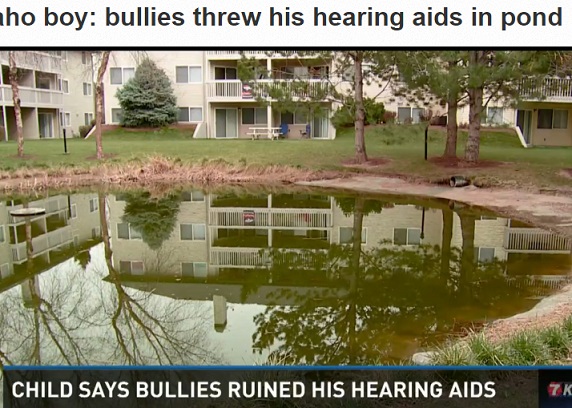 6歳児、補聴器を池に捨てられる陰湿なイジメ（画像はkrem.comのスクリーンショット）