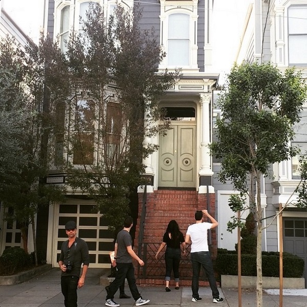“ジェシーおじさん”（左下）があの家の前でパチリ（画像はinstagram.com/johnstamosより）