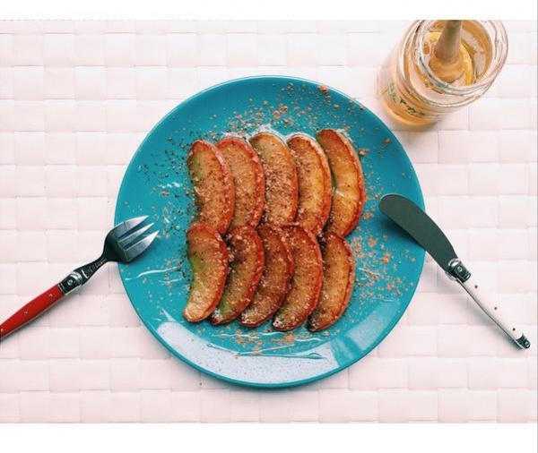 ローラの朝食“りんごのココナッツオイル焼き”。（画像はローラ Instagramより）