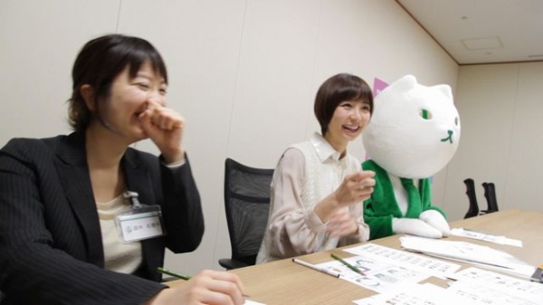 “りそにゃ”や社員たちと会議する篠田麻里子。
