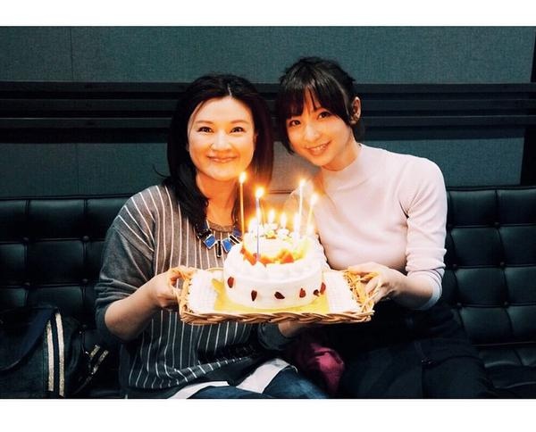 【エンタがビタミン♪】篠田麻里子と島崎和歌子がツーショット。誕生日ケーキに笑顔。