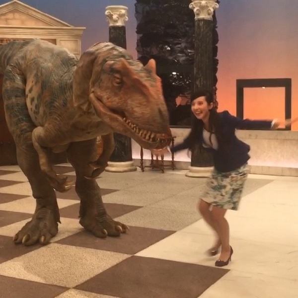 恐竜に大興奮するベッキー（画像は『ベッキー Instagram』より）