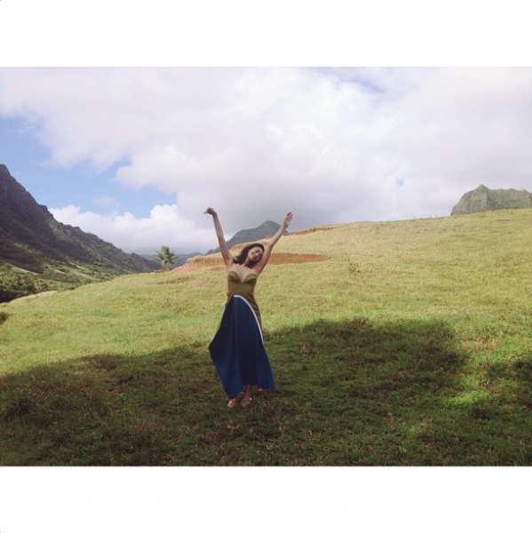 【エンタがビタミン♪】長谷川潤がハワイの大自然と一体化。『サウンド・オブ・ミュージック』のような1枚を披露。