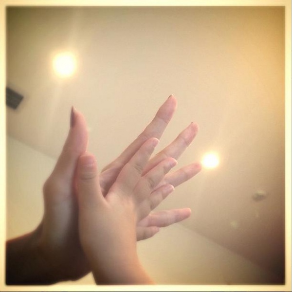 大塚愛と娘の手（画像は『大塚愛 Instagram』より）