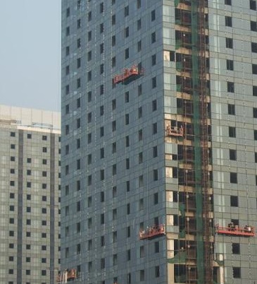 【海外発！Breaking News】上海のビル建設現場でプラットフォームのワイヤーが切れる。作業員4名死傷。