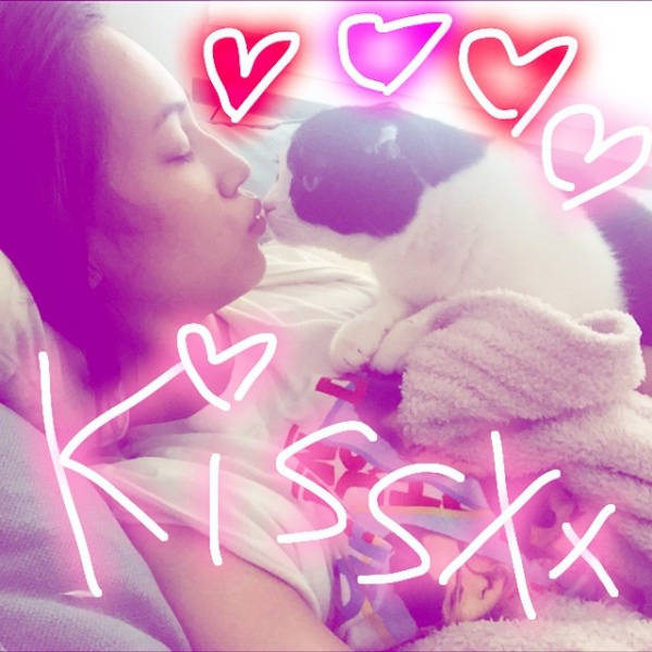 キュートなキス写真を披露（画像は『水原希子 Instagram』より）