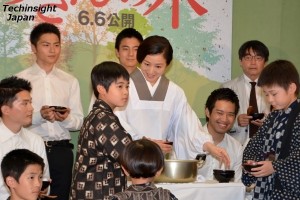 子供たちにお汁粉を振舞う姿は、おかあさんそのもの。鈴木京香と子役たち