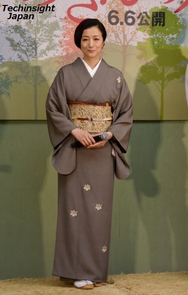 記念に作ったという桐の柄の着物を披露した　鈴木京香