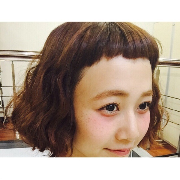 バッサリ前髪の三戸なつめ（画像は『instagram.com/mito_natsume』より）