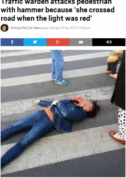 【海外発！Breaking News】赤信号の横断歩道を渡った歩行者、交通監視員がハンマーで頭を殴る。（中国）