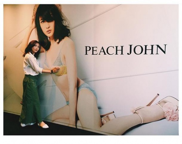 紗栄子と巨大ポスター（画像は『紗栄子 Instagram』より）