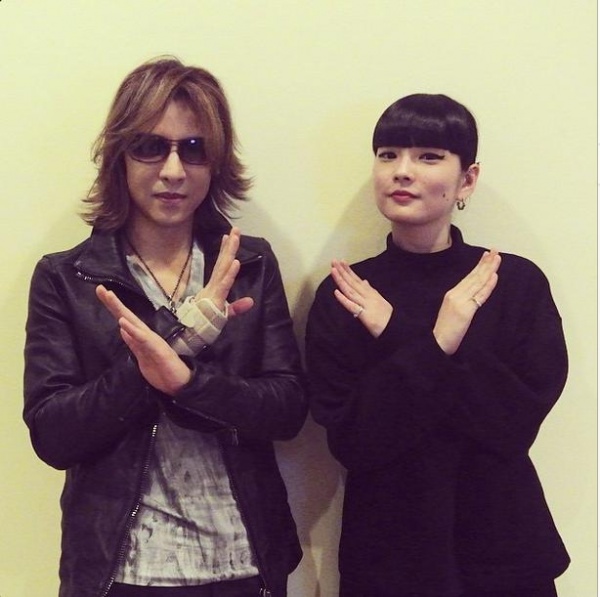 YOSHIKIと秋元梢。（画像は『CHINTAI TOKYO DISTRICT Instagram』より）