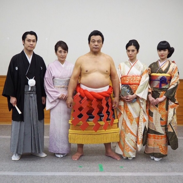 【エンタがビタミン♪】秋元梢、父・九重親方の還暦を祝う。“美男美女”の家族写真に驚きの声も。