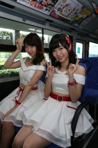 “AKB48 総選挙ver”バスのシートに座る柏木由紀と指原莉乃