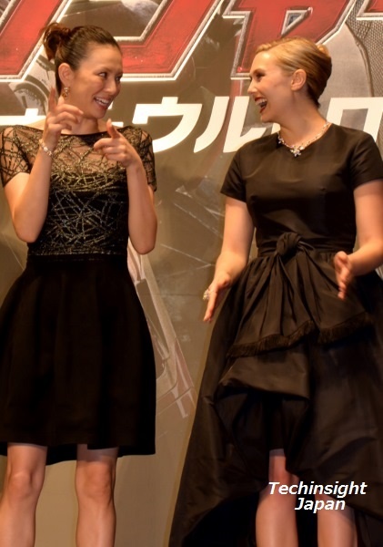 「みやさこです！」の説明をする米倉涼子と大笑いのエリザベス・オルセン