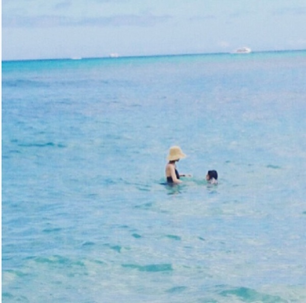 息子と海ではしゃぐ梨花（画像は『梨花 Instagram』より）