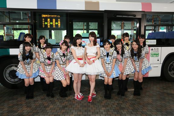 “AKB48 総選挙ver”バスお披露目に参加したHKT48と柏木由紀
