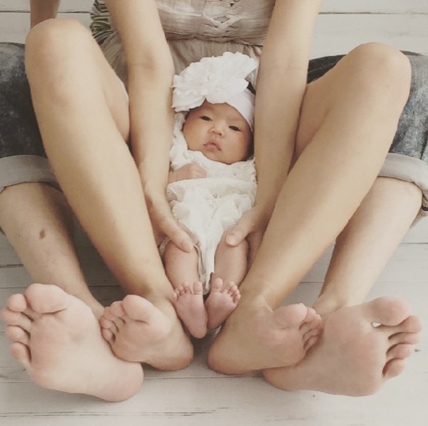 【エンタがビタミン♪】アンガ・山根、娘も一緒の家族写真を公開。“素敵なパパぶり”を称賛する声が続々。