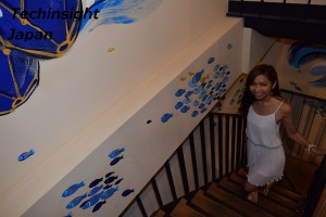 階段の壁には鮮やかな魚が描かれている。めざす4階に期待が膨らむ！