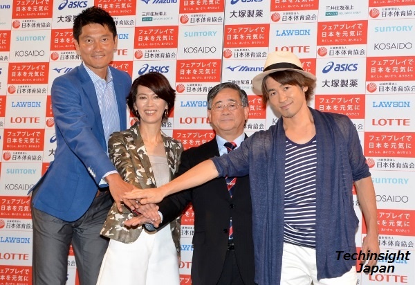 「フェアプレイで日本を元気に」手を重ねた　朝日健太郎さん、有森裕子さん、泉正文専務理事、ナオト・インティライミ