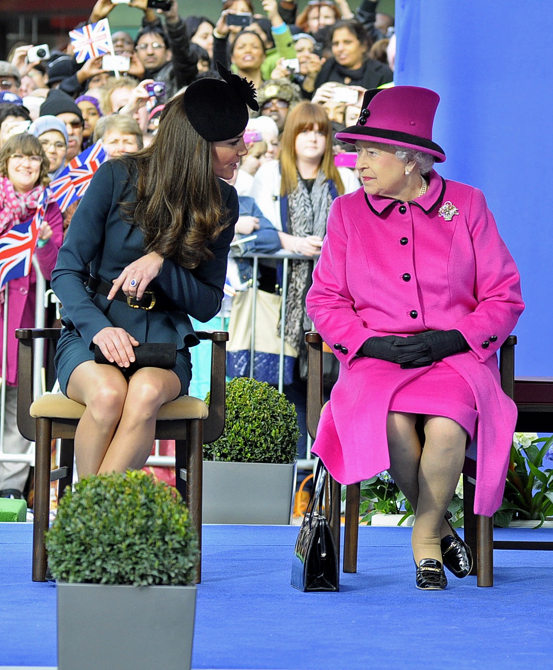 私そんなに怠けてます？　キャサリン妃（左）を「何もしない公爵夫人」と呼んだ？エリザベス女王（右）