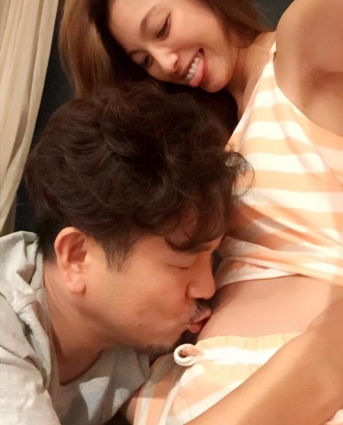 【エンタがビタミン♪】フジモンがユッキーナのお腹にキス。第二子誕生を待ち望む姿が「本当に幸せそう」。