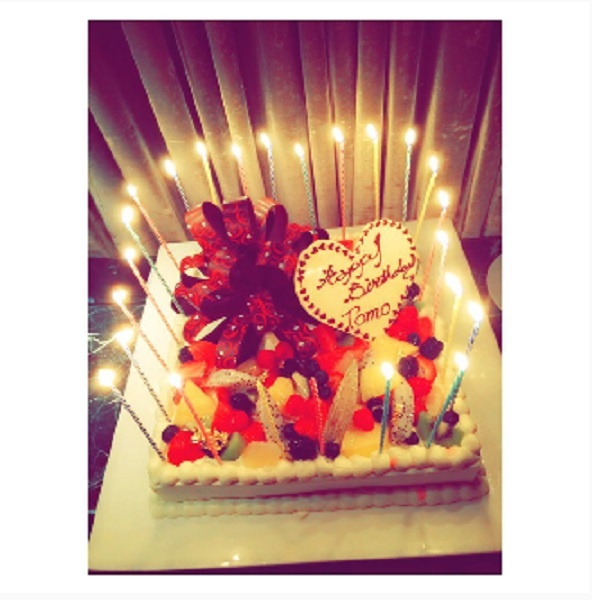 特大の誕生日ケーキ（画像は『板野友美 Instagram』より）